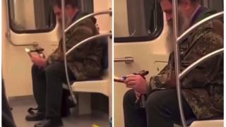 В Киеве мужчина жарил сосиску прямо в вагоне метро
